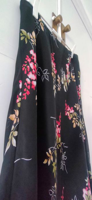 Falda vintage negra floral