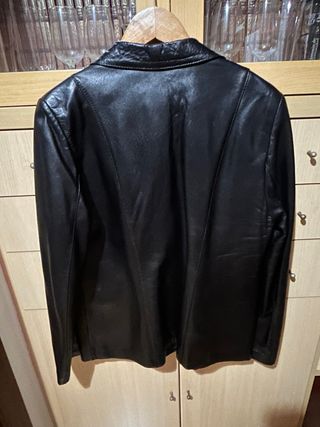 Chaqueta de piel negra para mujer