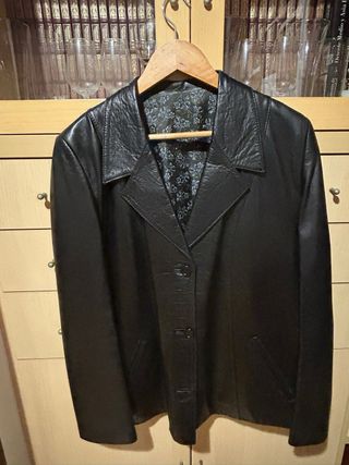 Chaqueta de piel negra para mujer