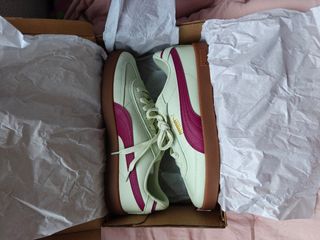 Zapatillas Puma crema y morado Nuevas