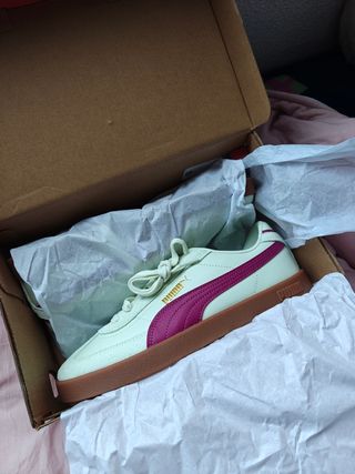 Zapatillas Puma crema y morado Nuevas