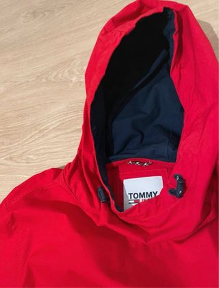 Chubasquero Tommy Jeans Rojo y Azul