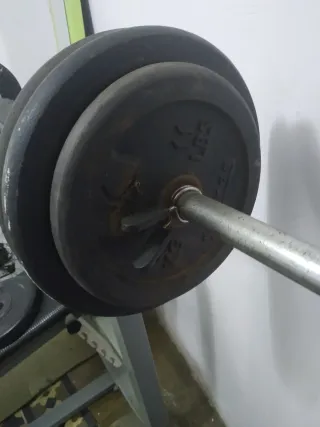 Banco de pesas y pesas