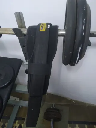 Banco de pesas y pesas