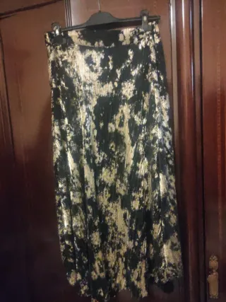 Falda larga estampada oro y negro plisada.