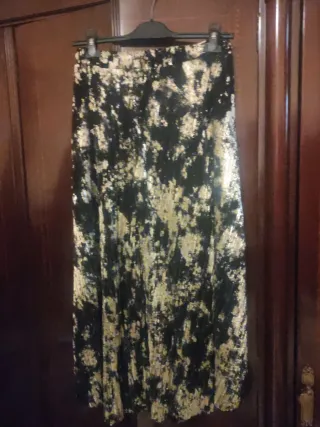 Falda larga estampada oro y negro plisada.