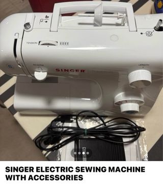 Máquina de coser SINGER con accesorios