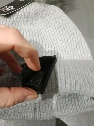 Cappello Ange con pompon e patch