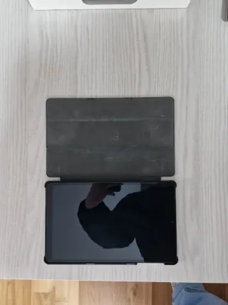 Samsung Tab A Negra con funda.