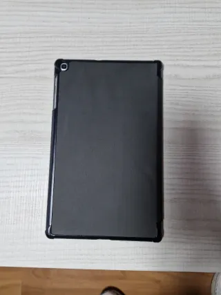 Samsung Tab A Negra con funda.