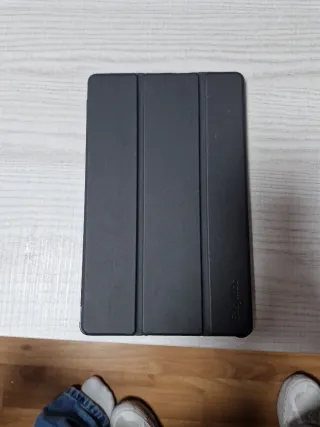 Samsung Tab A Negra con funda.
