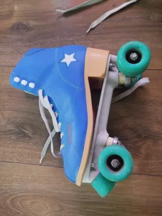 Patines de bota azules con estrella