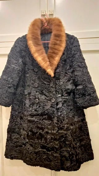 Abrigo de piel negro de garras de astracan.