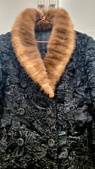 Abrigo de piel negro de garras de astracan.