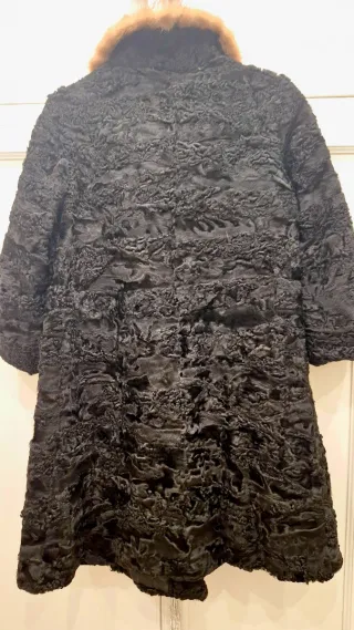 Abrigo de piel negro de garras de astracan.