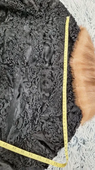 Abrigo de piel negro de garras de astracan.