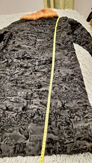 Abrigo de piel negro de garras de astracan.