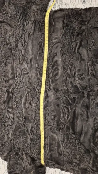 Abrigo de piel negro de garras de astracan.