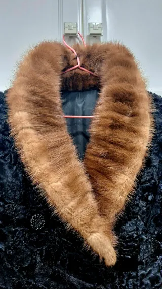 Abrigo de piel negro de garras de astracan.