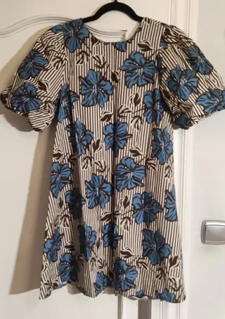 Vestido precioso con manga abullonada