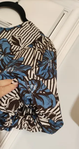 Vestido precioso con manga abullonada