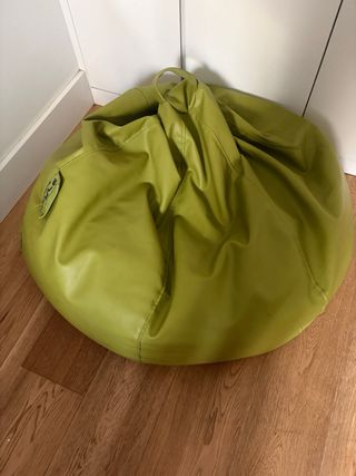 Puf exterior piel sintética verde.
