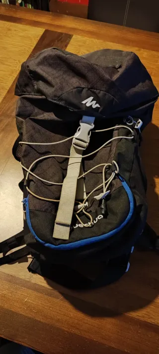 Mochila Quechua 20L Negra y Azul