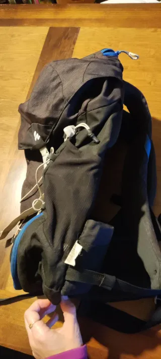 Mochila Quechua 20L Negra y Azul