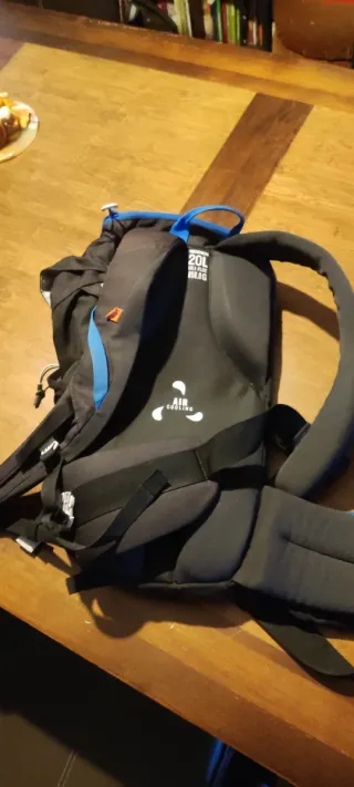 Mochila Quechua 20L Negra y Azul