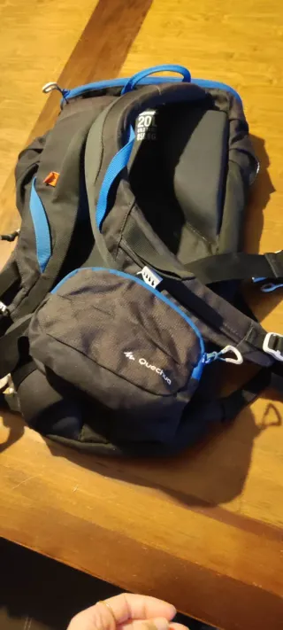 Mochila Quechua 20L Negra y Azul