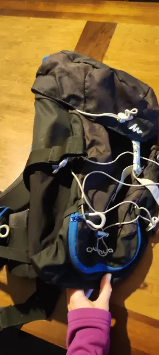 Mochila Quechua 20L Negra y Azul