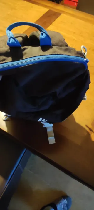 Mochila Quechua 20L Negra y Azul