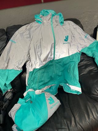 Chaqueta Deliveroo Plata y Turquesa