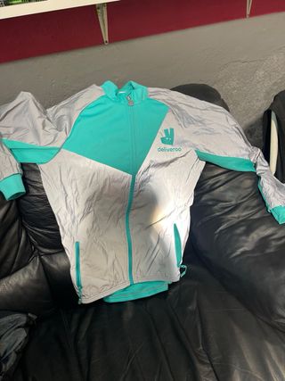 Chaqueta Deliveroo Plata y Turquesa