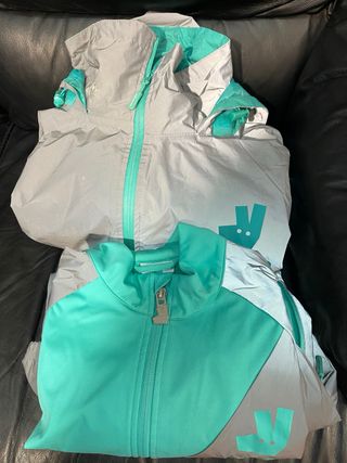 Chaqueta Deliveroo Plata y Turquesa
