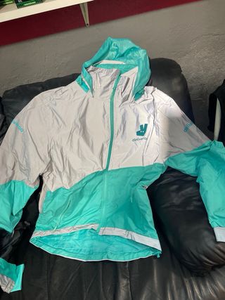 Chaqueta Deliveroo Plata y Turquesa