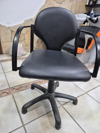 Silla de oficina negra semi-nueva