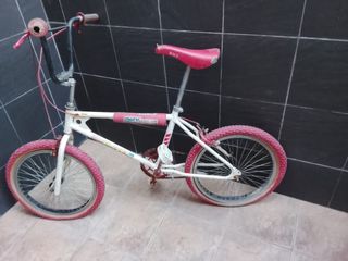 Bicicleta BMX blanca y rosa