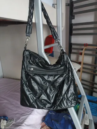 Bolso negro acolchado