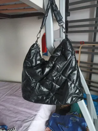 Bolso negro acolchado