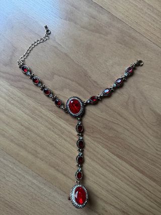 Pulsera de dedo con piedras rojas y doradas