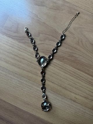 Pulsera de dedo con piedras rojas y doradas