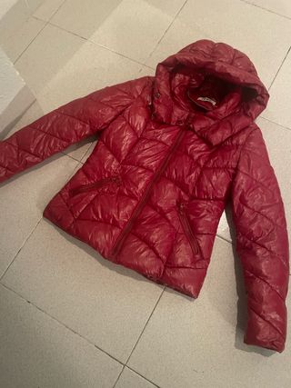 Chaqueta acolchada roja con capucha