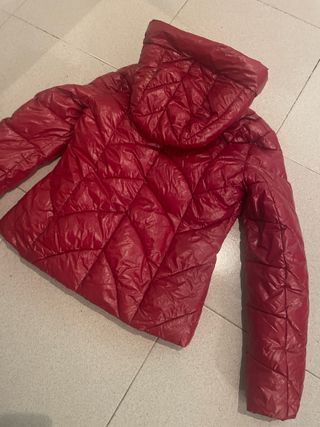 Chaqueta acolchada roja con capucha