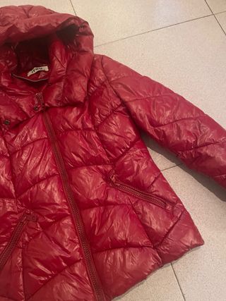 Chaqueta acolchada roja con capucha