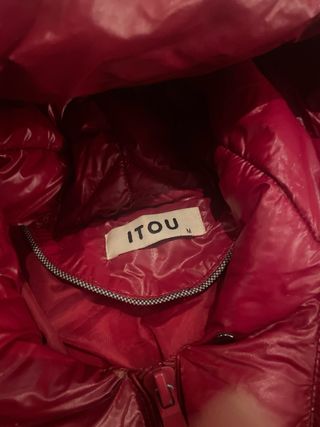 Chaqueta acolchada roja con capucha