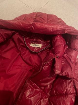 Chaqueta acolchada roja con capucha