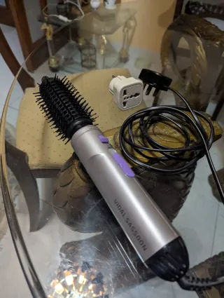 Secador de pelo con cepillo y adaptadores