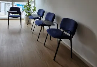 Sillas de conferencia azul y negro.