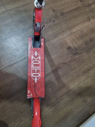 Patín rojo con ruedas